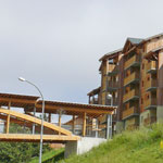 La passerelle en bois symbolise le réveil de l'immobilier vers un style montagne