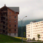 Contraste entre l'architecture beton du Paquebot des Neiges des années 70 et les nouvelles résidences